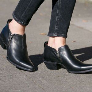 $329 Frye Sacha Moto Shootie Black Real Leather Zip Up Everyday Comfy Ankle Boot